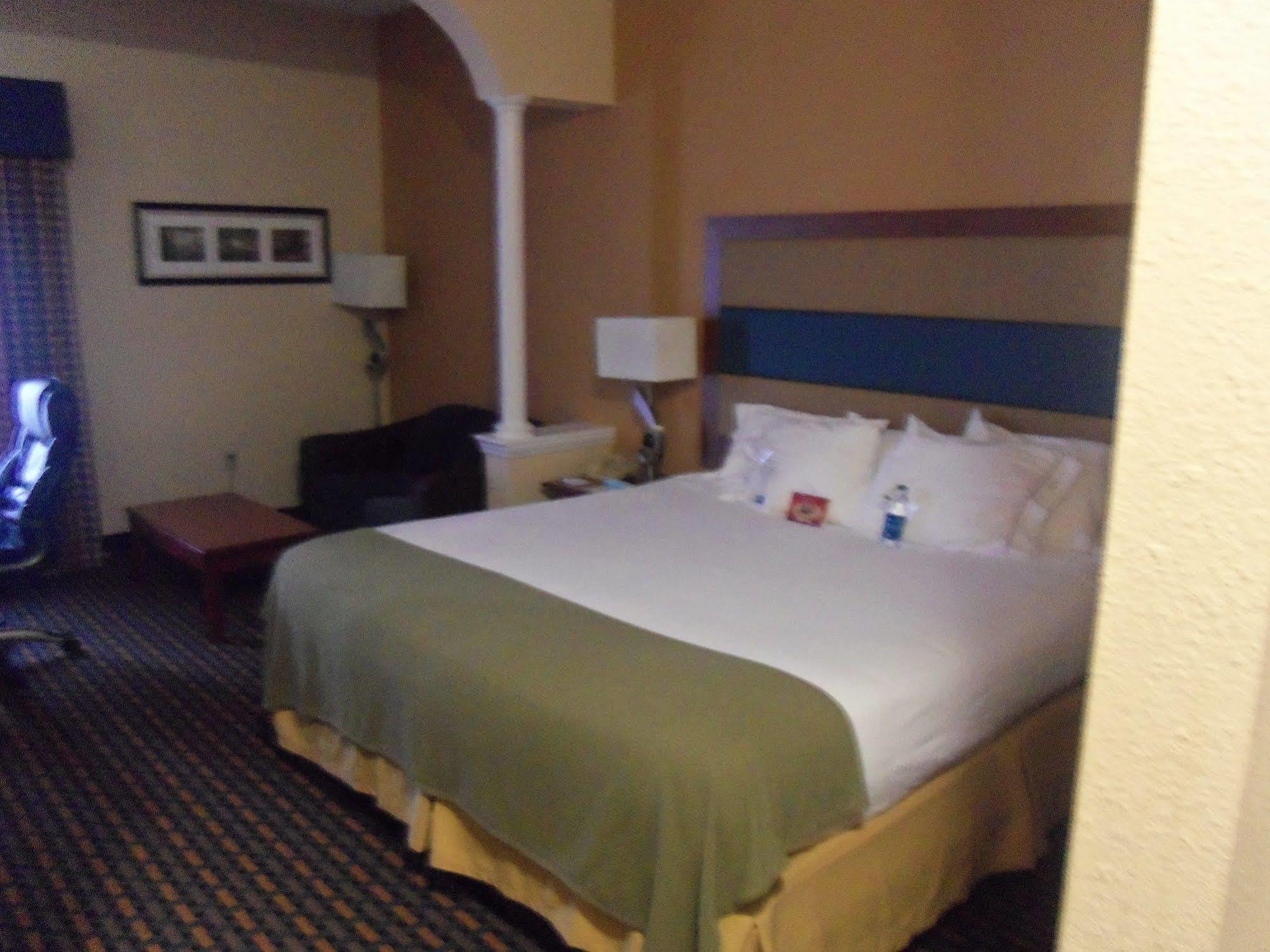 Holiday Inn Express Hotel & Suites Sanford By Ihg Exterior photo